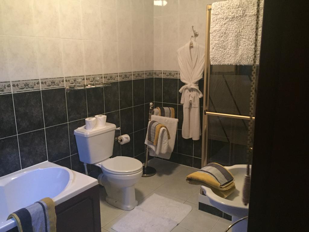 Готель Caldhame House Crumlin  Екстер'єр фото